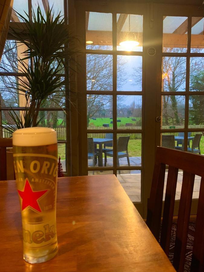 Crown & Anchor Hotell Woking Exteriör bild